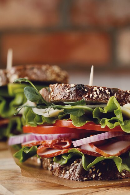 Délicieux sandwich végétalien sur table en bois