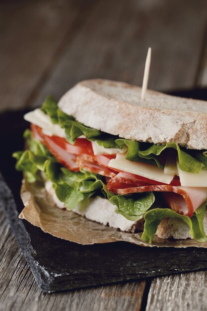 Délicieux sandwich végétalien sur table en bois