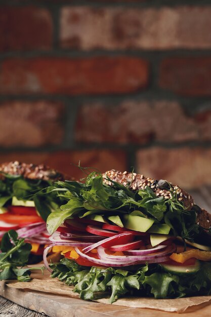 Délicieux sandwich végétalien sur table en bois