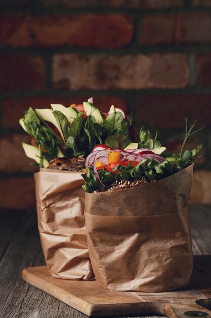 Délicieux sandwich végétalien sur table en bois