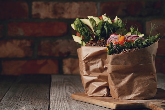 Délicieux sandwich végétalien sur table en bois