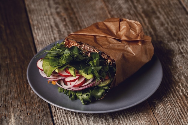 Délicieux sandwich végétalien sur table en bois