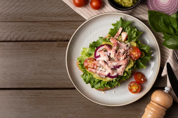 Délicieux sandwich sur la vue de dessus de table en bois