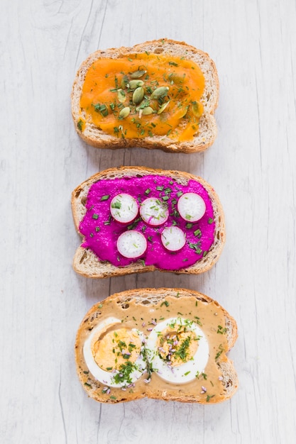 Délicieux sandwiches ouverts sur blanc