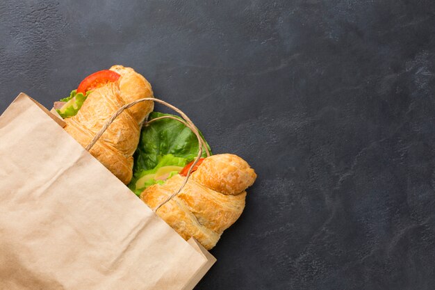 Délicieux sandwichs dans un sac en papier