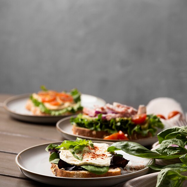 Délicieux sandwichs sur la disposition des assiettes