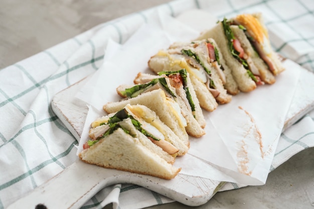 Délicieux sandwichs avec du pain blanc