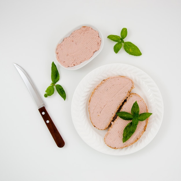 Délicieux sandwichs à la pate sur une assiette