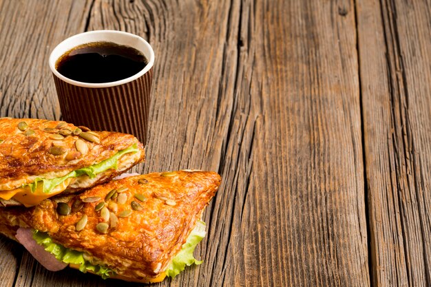 Délicieux sandwichs avec soda dans une tasse