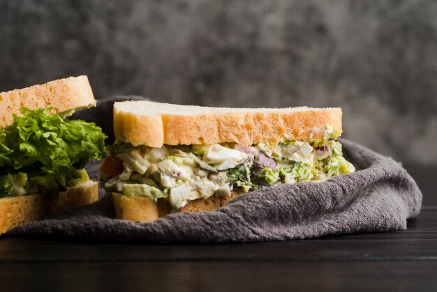 Délicieux sandwichs sur table