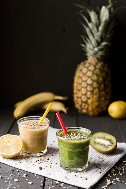 Photo gratuite délicieux smoothie à l'ananas