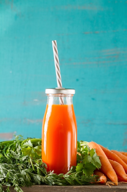 Photo gratuite un délicieux smoothie de carottes au persil