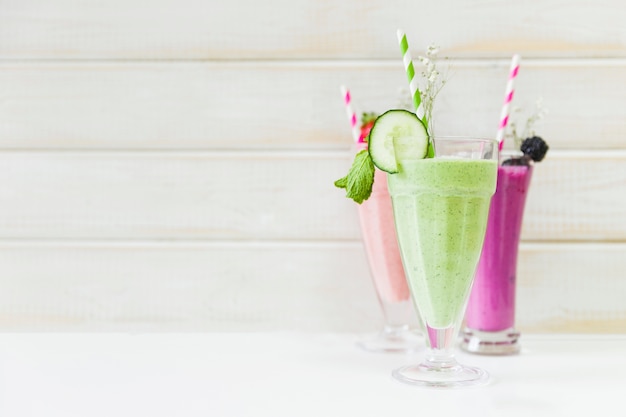 Photo gratuite délicieux smoothies d'été