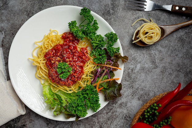 Délicieux spaghettis servis avec de beaux ingrédients.
