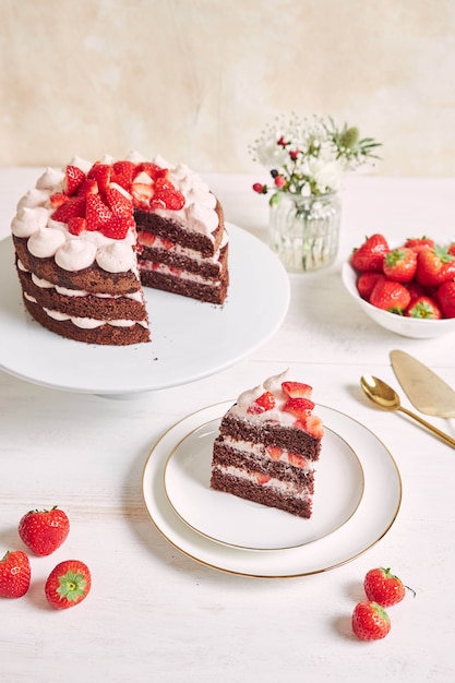 Délicieux et sucré gâteau aux fraises et baiser sur une assiette
