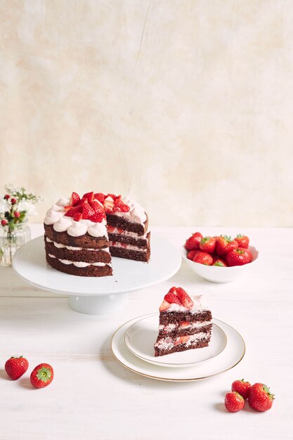 Délicieux et sucré gâteau aux fraises et baiser sur une assiette