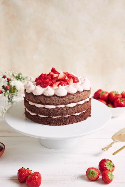 Délicieux et sucré gâteau aux fraises et basier sur une assiette