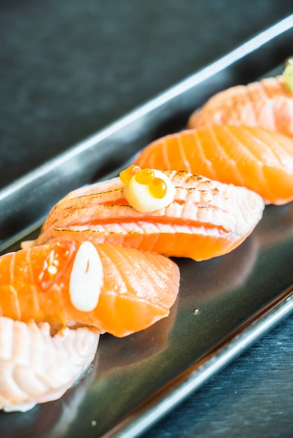Délicieux sushi de saumon
