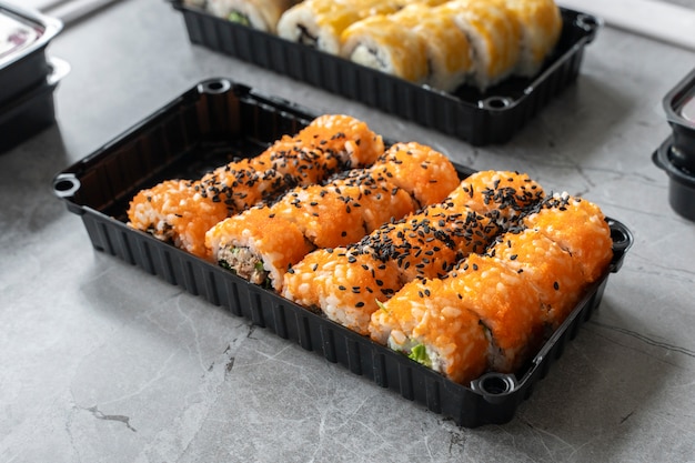 Photo gratuite de délicieux sushis à angle élevé sur la table