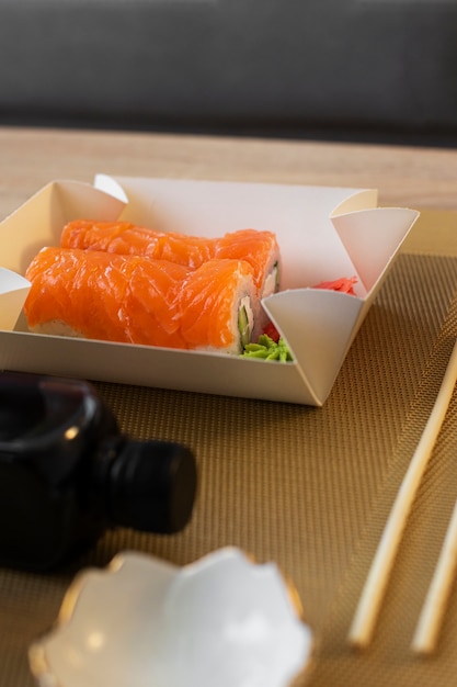 De délicieux sushis à angle élevé sur la table