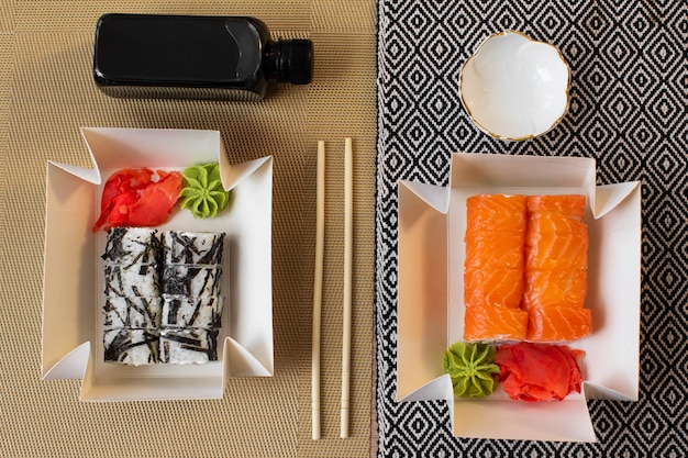 De délicieux sushis à plat sur la table