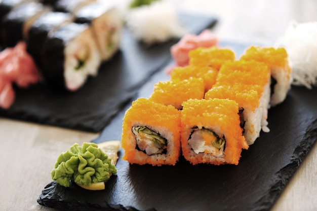 Délicieux sushis servis sur la table