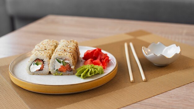 Délicieux sushis sur table à angle élevé