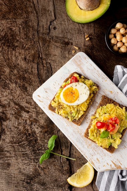 Délicieux toasts avec de la crème végétarienne sur une planche à découper