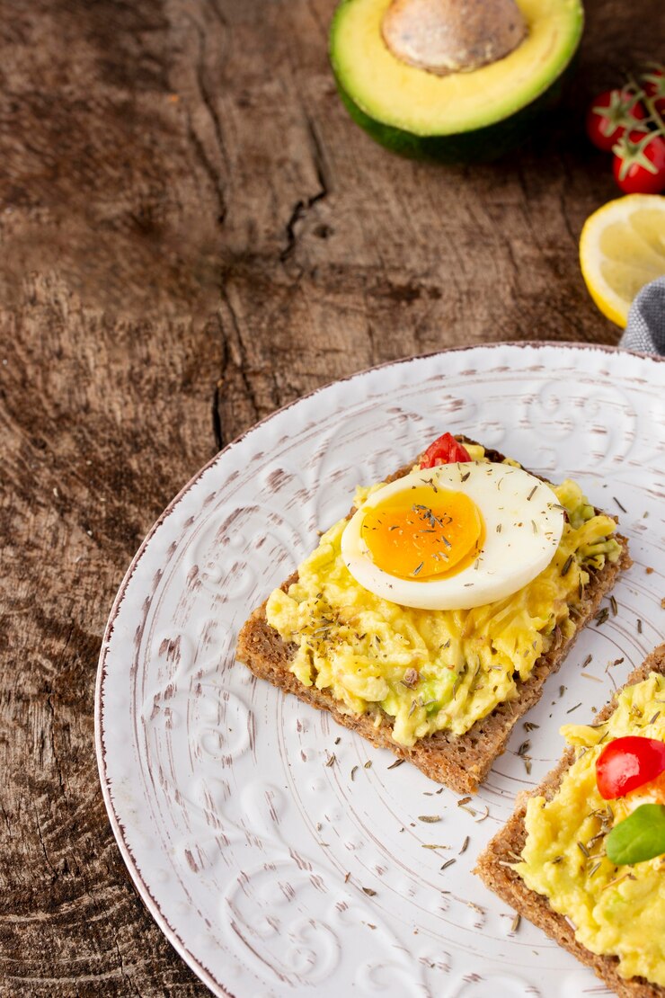 Photo gratuit délicieux toasts avec de la crème végétarienne pour le petit déjeuner