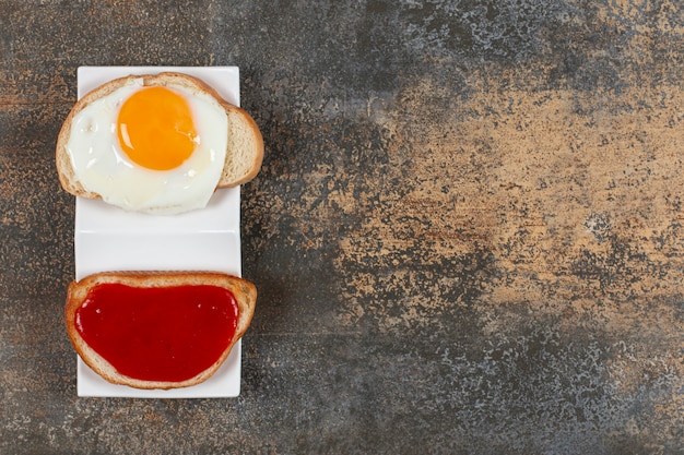 Délicieux toasts croustillants avec œuf frit et confiture.