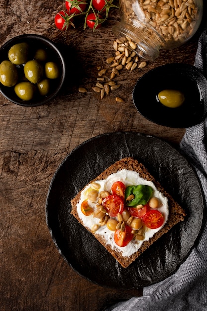 Délicieux tranche de pain grillé avec tomates cerises sur table de cuisine