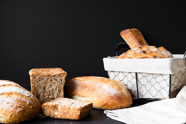 Photo gratuite de délicieux types de pain et de paniers