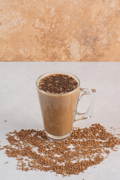 Délicieux verre d'arôme tasse de café frais avec des grains de café