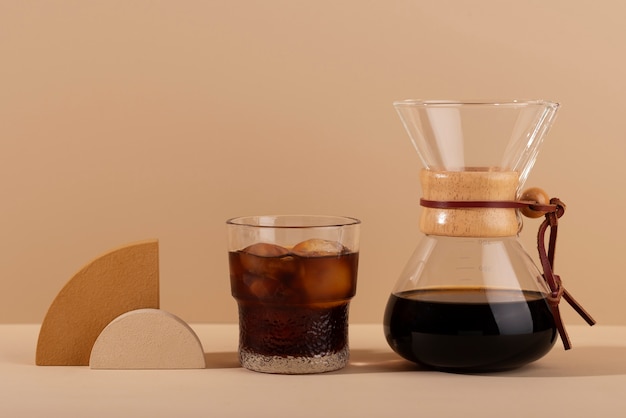 Délicieux verre de café glacé sur table