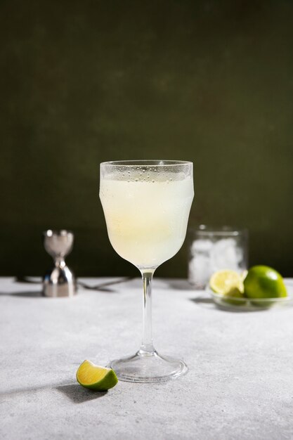 Délicieux verre à cocktail daiquiri au citron vert