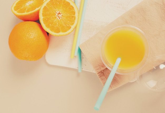 Photo gratuite délicieux verre de jus d'orange