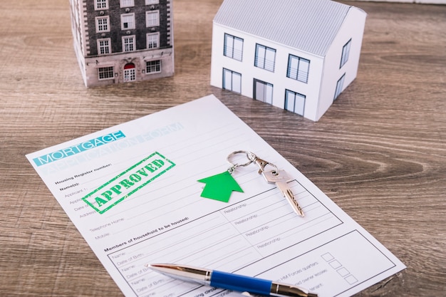 Demande de prêt hypothécaire approuvée et clé