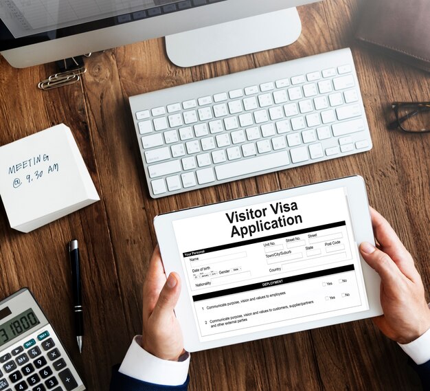 Photo gratuite demande de visa de visiteur sur tablette