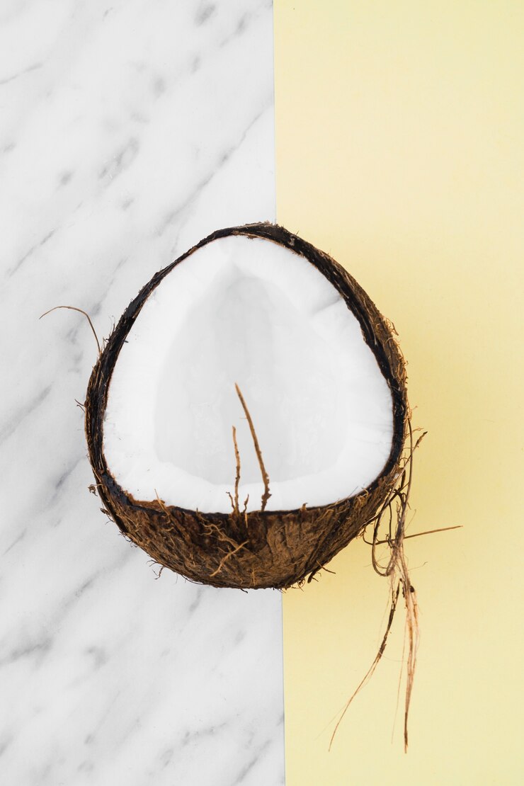 Photo gratuit demi coquille de noix de coco sur double fond