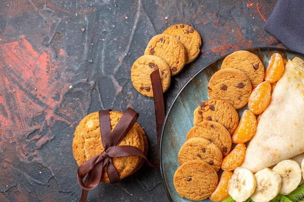 Demi-coup de délicieux biscuits aux agrumes hachés en crêpe sur une serviette foncée de couleur mélangée