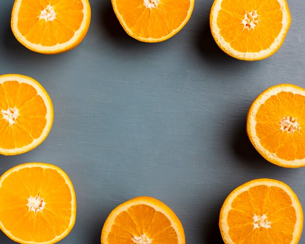 Demi-coupe des oranges formant cadre sur la table