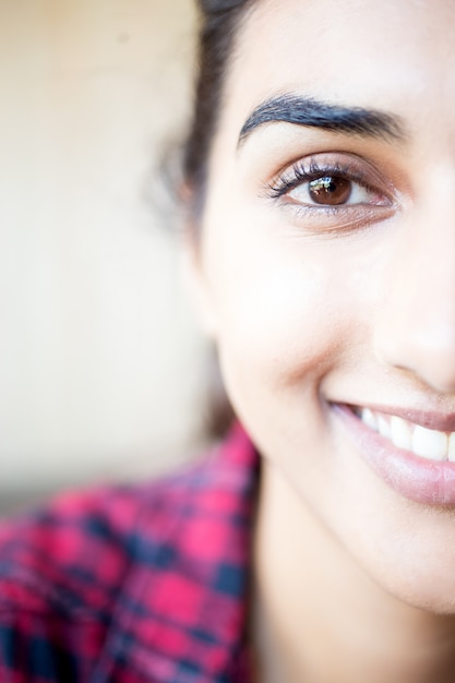 Photo gratuite une demi-partie de visage féminin avec un joli sourire