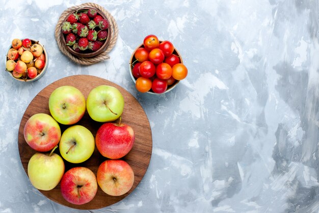 Demi-vue de dessus les pommes fraîches fruits mûrs mûrs sur le bureau blanc léger fruit nourriture vitamine couleur arbre frais