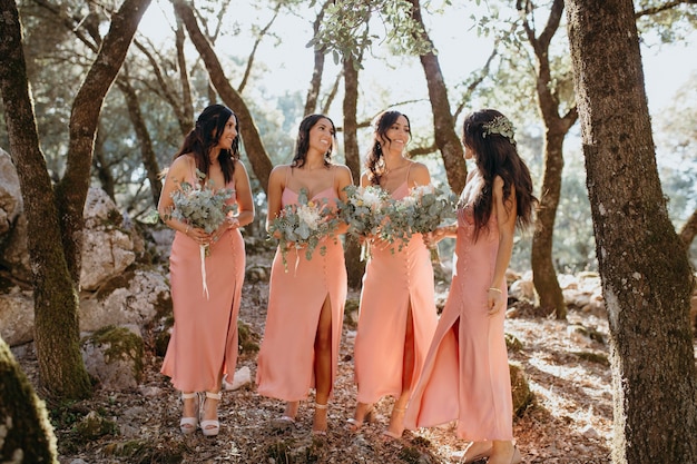 Photo gratuite demoiselles d'honneur dans de jolies robes à l'extérieur