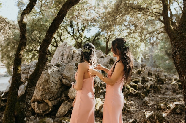 Demoiselles D'honneur Dans De Jolies Robes à L'extérieur