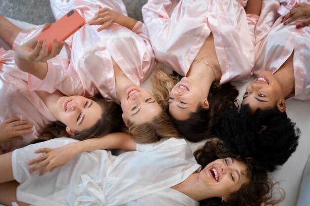 Demoiselles d'honneur souriantes à coup moyen