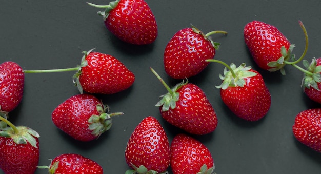 Démonstration de fraises sur une table grise.