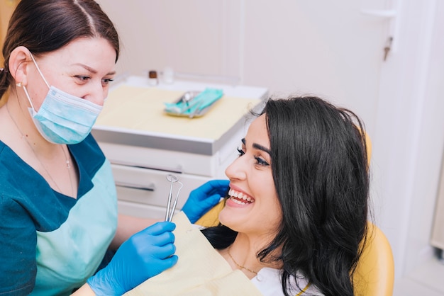 Dentiste assis près d&#39;une patiente