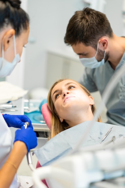 Dentiste en cours. Services dentaires, cabinet dentaire, traitement dentaire.