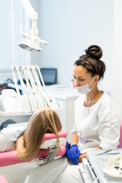 Dentiste en cours. Services dentaires, cabinet dentaire, traitement dentaire.